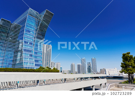 横浜のベイエリア 臨港パークと周辺の風景 横浜のベイエリア 臨港パークと周辺の風景 102723289