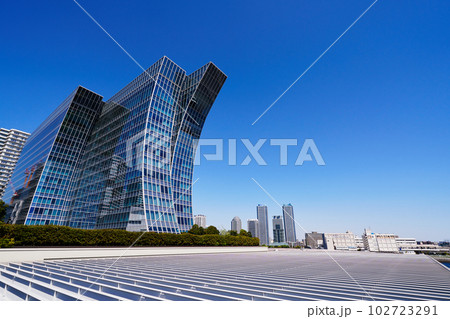 横浜のベイエリア　臨港パークと周辺の風景 102723291