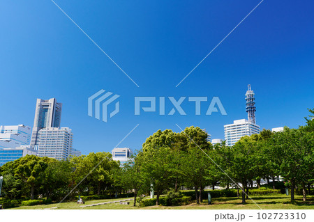 横浜のベイエリア　臨港パークと周辺の風景 102723310