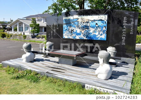 島田市　島田宿大井川川越遺跡石碑と川越人足モニュメントと新緑 102724283