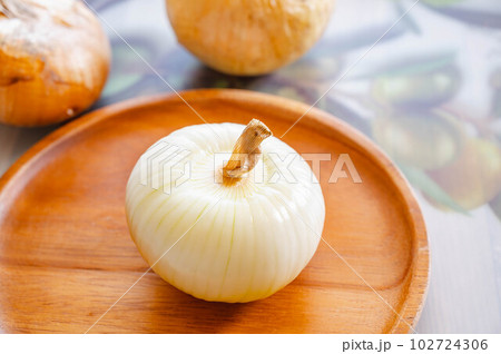 皮を剥いだ新玉ねぎ 皮を剥いだ新玉ねぎ 102724306