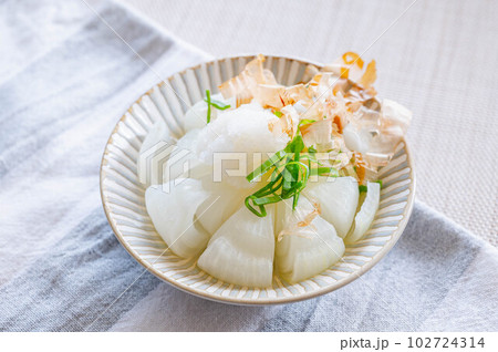 レンチン蒸しの新玉ねぎ　和風 102724314