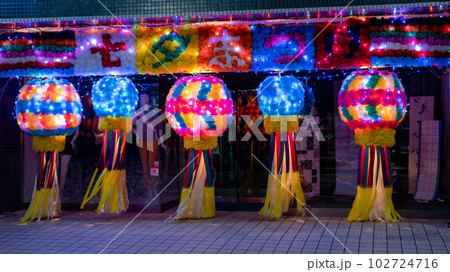 レトロな雰囲気の七夕祭りの竹飾りの夜の風景　埼玉県小川町 102724716