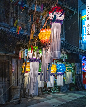 レトロな雰囲気の七夕祭りの竹飾りの夜の風景　埼玉県小川町 102724717