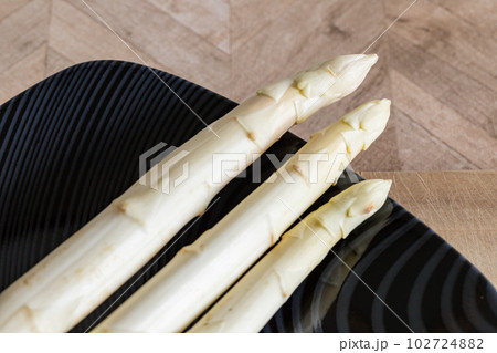 ホワイトアスパラガスとグリーンアスパラガス 102724882