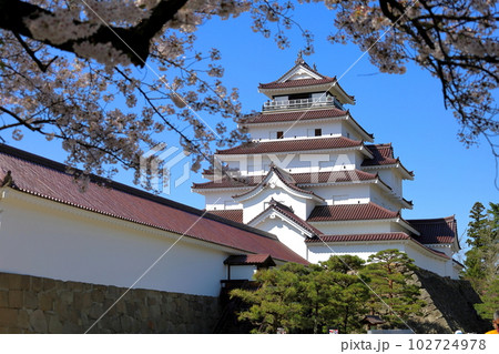満開の桜と鶴ヶ城 天守閣 福島県会津若松市 満開の桜と鶴ヶ城 天守閣 福島県会津若松市 102724978