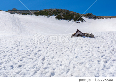 北アルプス立山連峰の残雪期登山 一ノ越と山荘 北アルプス立山連峰の残雪期登山 一ノ越と山荘 102725588