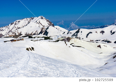 北アルプス立山連峰の残雪期登山　奥大日岳と地獄谷 102725589