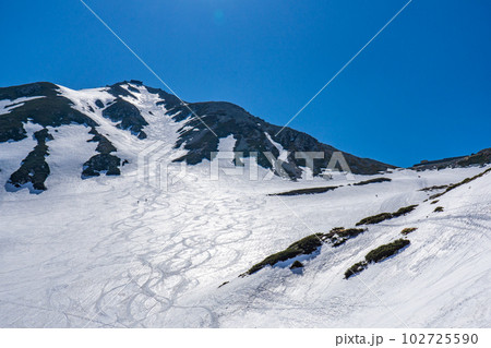 北アルプス立山連峰の残雪期登山 立山本峰の雄山と一ノ越 北アルプス立山連峰の残雪期登山 立山本峰の雄山と一ノ越 102725590