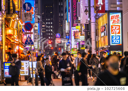 日本の東京都市景観 5類移行で初の金曜日。賑わう新橋駅SL広場前の飲み屋街＝5月12日 102725608