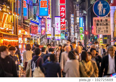 日本の東京都市景観 5類移行で初の金曜日。賑わう新橋駅SL広場前の飲み屋街＝5月12日 102725609