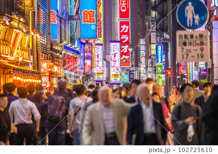 日本の東京都市景観 5類移行で初の金曜日。賑わう新橋駅SL広場前の飲み屋街=5月12日 日本の東京都市景観 5類移行で初の金曜日。賑わう新橋駅SL広場前の飲み屋街=5月12日 102725610