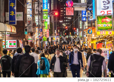日本の東京都市景観 5類移行で初の金曜日。賑わう新橋駅SL広場前の飲み屋街＝5月12日 102725611