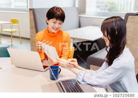 シェアオフィスで働く人々 102725680