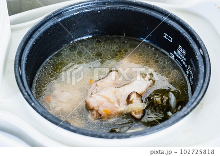 炊飯器で作る鶏手羽元のお米スープ 102725818