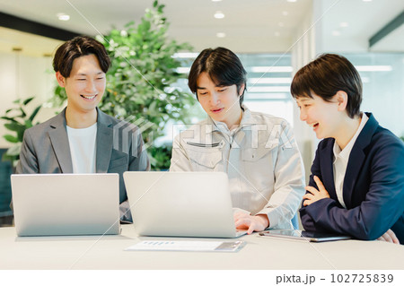 営業　設計　開発　連携　ビジネスシーン 102725839