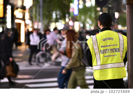 日本の東京都市景観 5類移行で初の金曜日。賑わう飲み屋街。港区生活安全パトロールの姿も＝5月12日 102725889