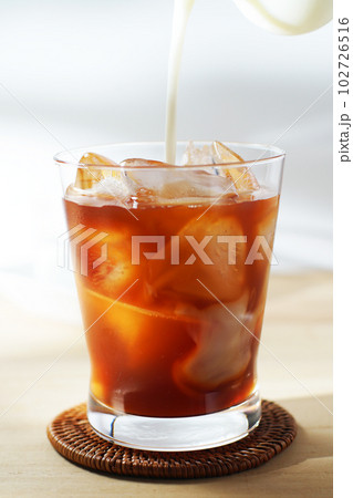 アイスティーに冷たいミルクを注ぐ。 102726516