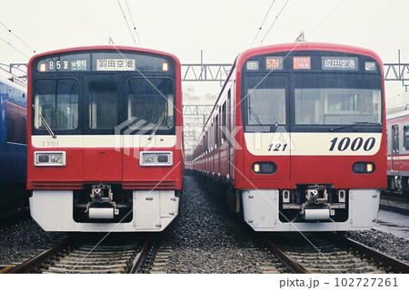 車両基地に停車する京浜急行電鉄1500形と1000形 車両基地に停車する京浜急行電鉄1500形と1000形 102727261