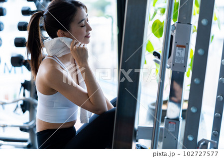 スポーツジムでトレーニングする若い女性 102727577