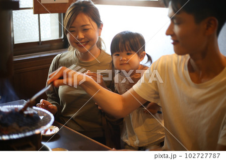 焼肉店で食事をする親子 102727787