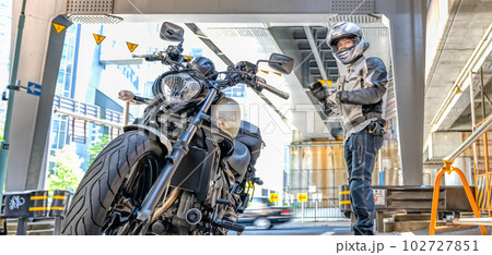 クルーザーバイクと男性ライダー 東京 クルーザーバイクと男性ライダー 東京 102727851