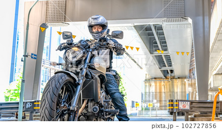 クルーザーバイクと男性ライダー　東京 102727856
