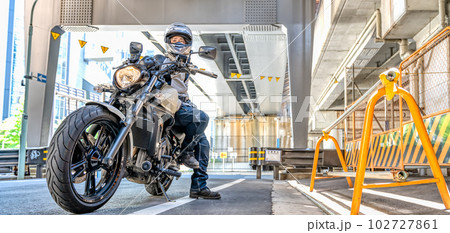 クルーザーバイクと男性ライダー　東京 102727861