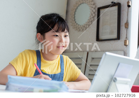 タブレットを使って宿題をする小学生 102727916