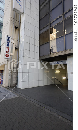 京阪電車の始発駅の一つ、淀屋橋駅の出入口 102727987