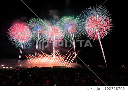 【夏イメージ】大曲の花火(秋田県大仙市)全国花火競技大会 【夏イメージ】大曲の花火(秋田県大仙市)全国花火競技大会 102728706