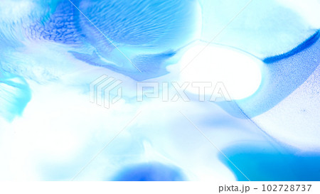 爽やかな水を思わせる水彩抽象背景画像。コピースペースあり。 102728737