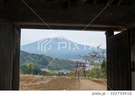 Wooden gate to red torii of Kawaguchi Asama Shrine with mt. fuji 102730418