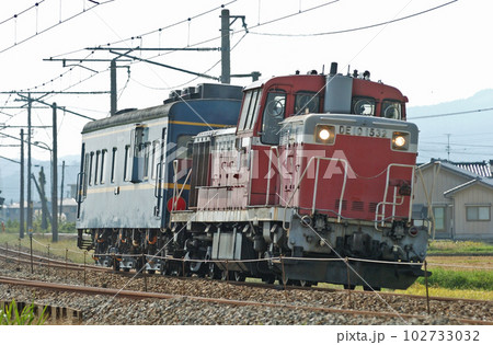 北陸本線　西高岡ー高岡　JR西日本　DE10-1532（富山）+マヤ34-2005（京都） 102733032