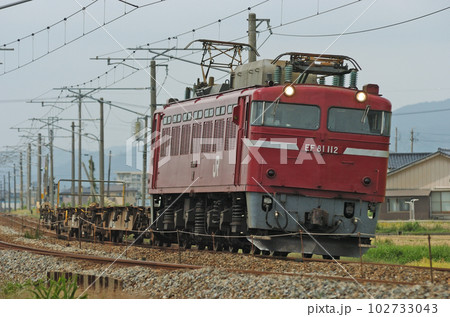 北陸本線　西高岡ー高岡　JR貨物　EF81-112（富山） 102733043