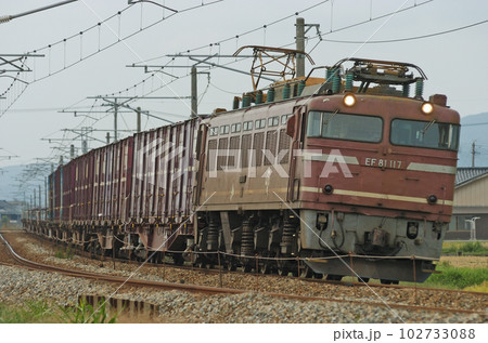 北陸本線　西高岡ー高岡　JR貨物　EF81-117（富山） 102733088