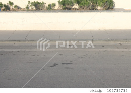 A street border painted in white, minimalism. 102735755