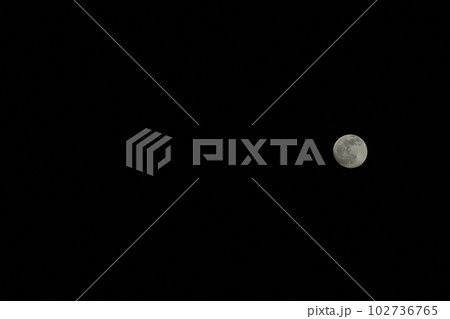 北杜市白州町、月齢13.9夜空に浮かぶ五月十三夜の月（位置：右中） 102736765