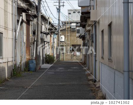 工場が建ち並ぶ下町の風景 102741302