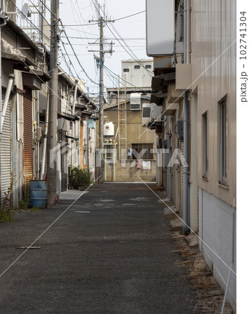 工場が建ち並ぶ下町の風景 102741304