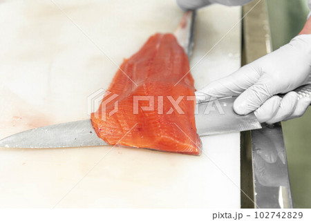 生サーモンの調理 102742829