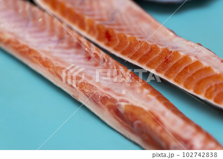 生サーモンの調理 生サーモンの調理 102742838