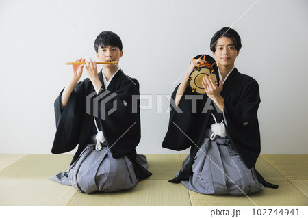 紋付袴 和楽器 鼓 篠笛 紋付袴 和楽器 鼓 篠笛 102744941