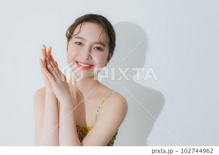 夏の女性 102744962