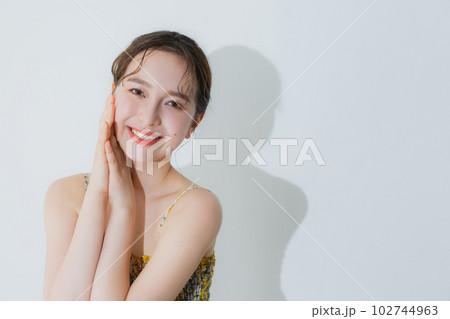 夏の女性 102744963