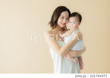 赤ちゃんを抱っこするママ 赤ちゃんを抱っこするママ 102744975