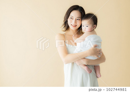 赤ちゃんを抱っこするママ 赤ちゃんを抱っこするママ 102744981