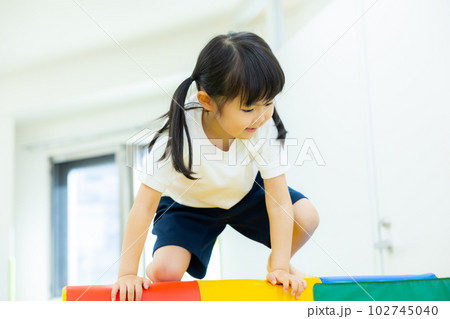うんていをする子供 うんていをする子供 102745040