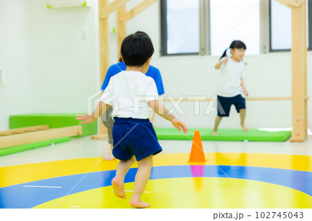 うんていをする子供　　 102745043