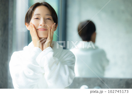 お風呂でリラックスする女性　 102745173